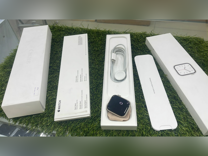 Apple Watch Series 7 with Gold Aluminium Case